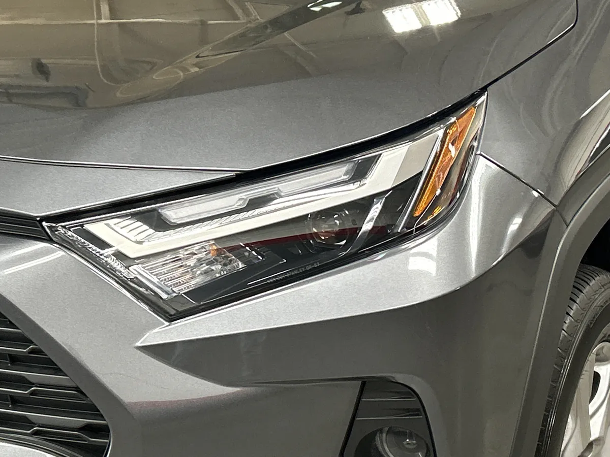 2025 Toyota RAV4 XLE thumbnail 6