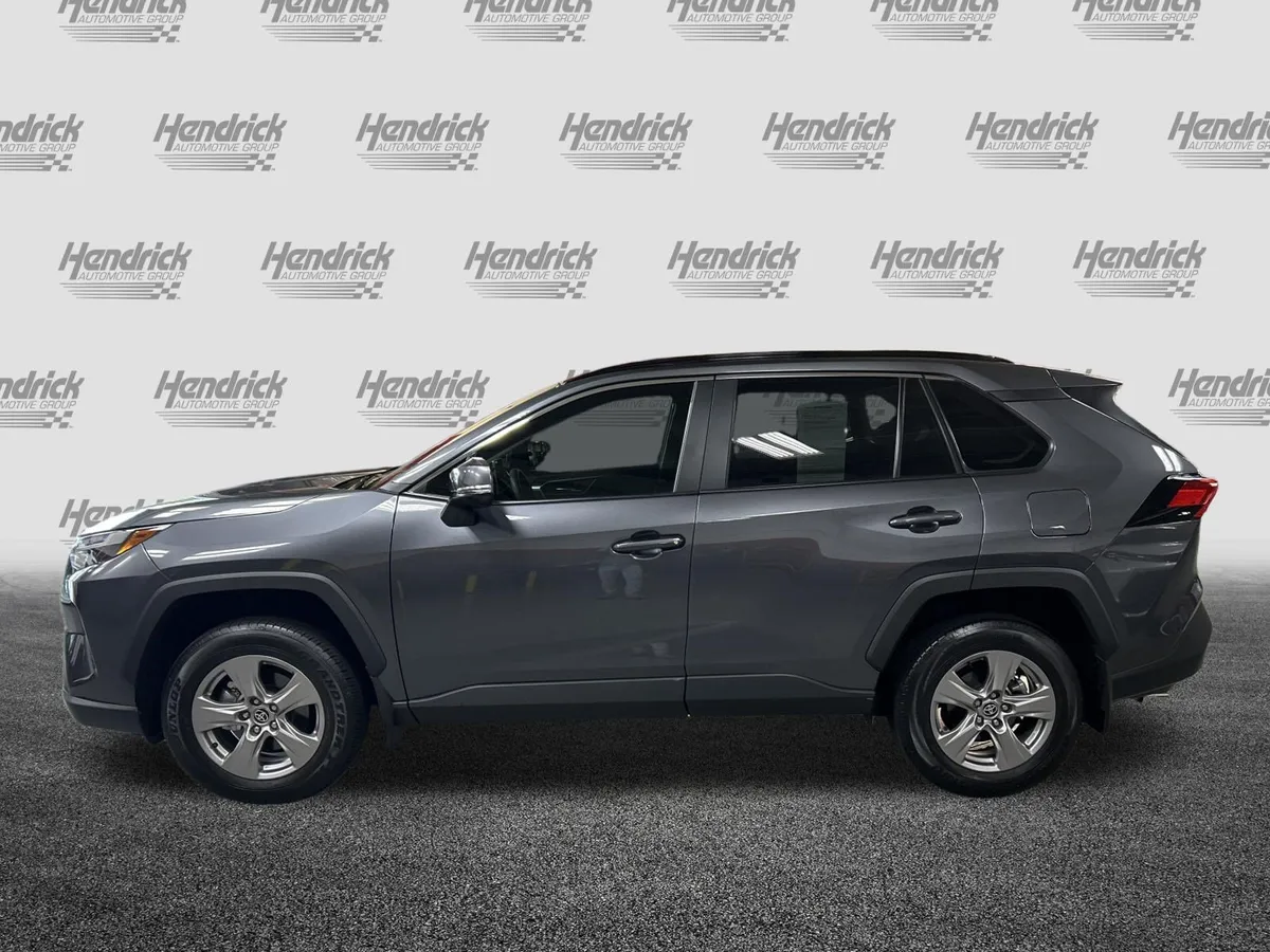 2025 Toyota RAV4 XLE thumbnail 7