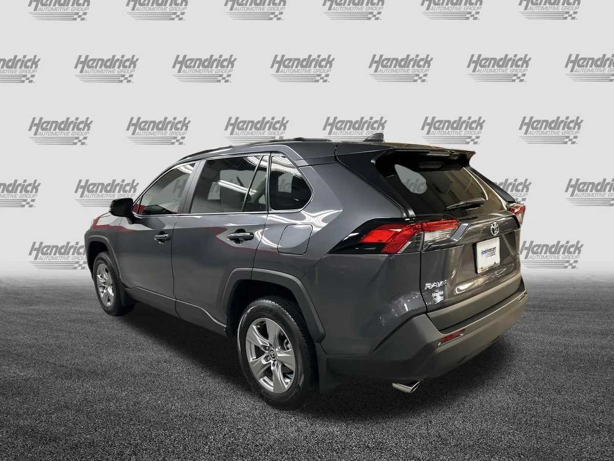 2025 Toyota RAV4 XLE thumbnail 8