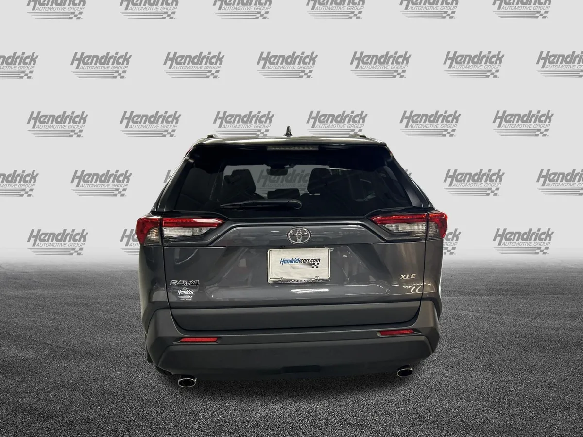 2025 Toyota RAV4 XLE thumbnail 9