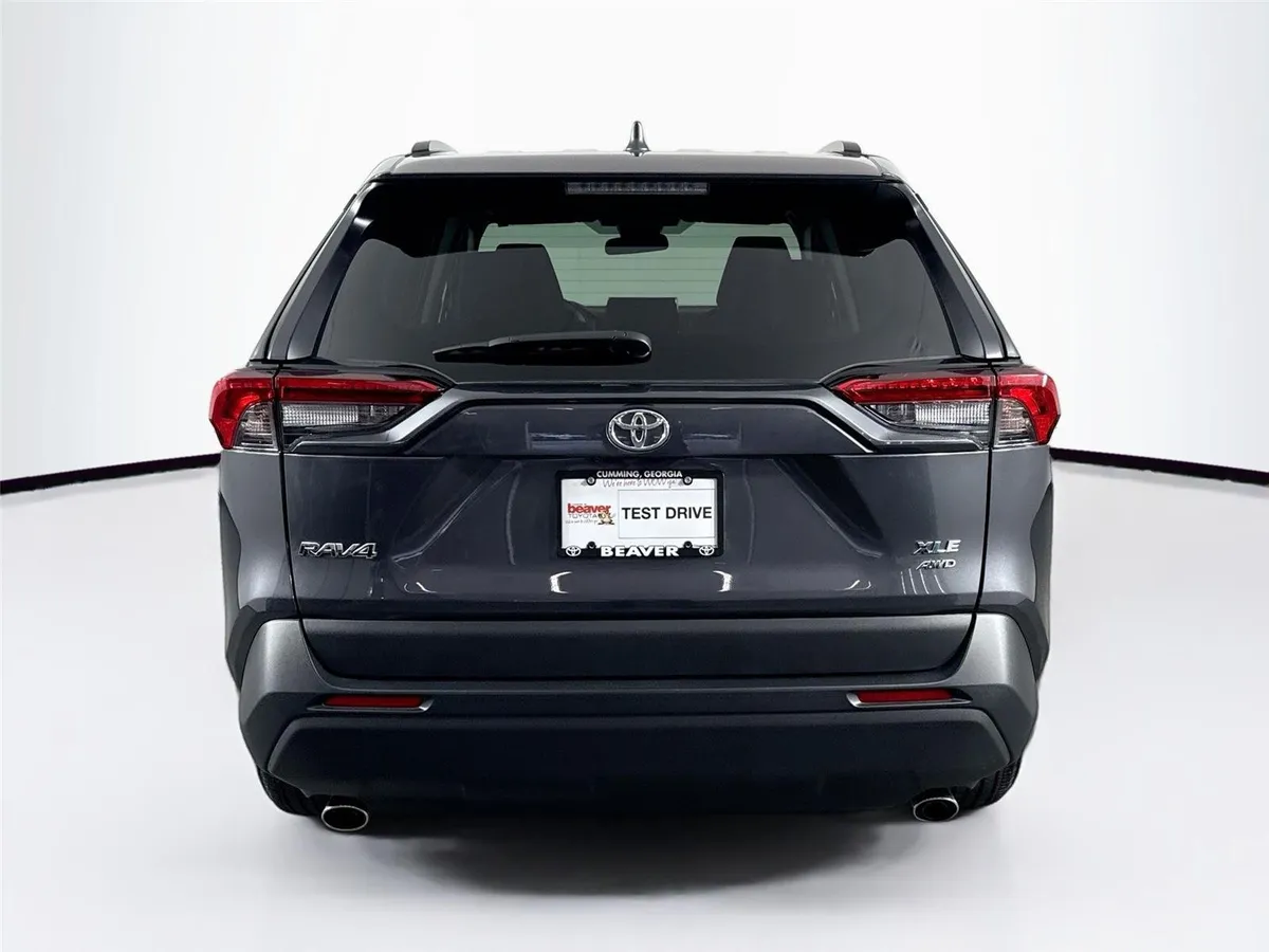 2025 Toyota RAV4 XLE thumbnail 10