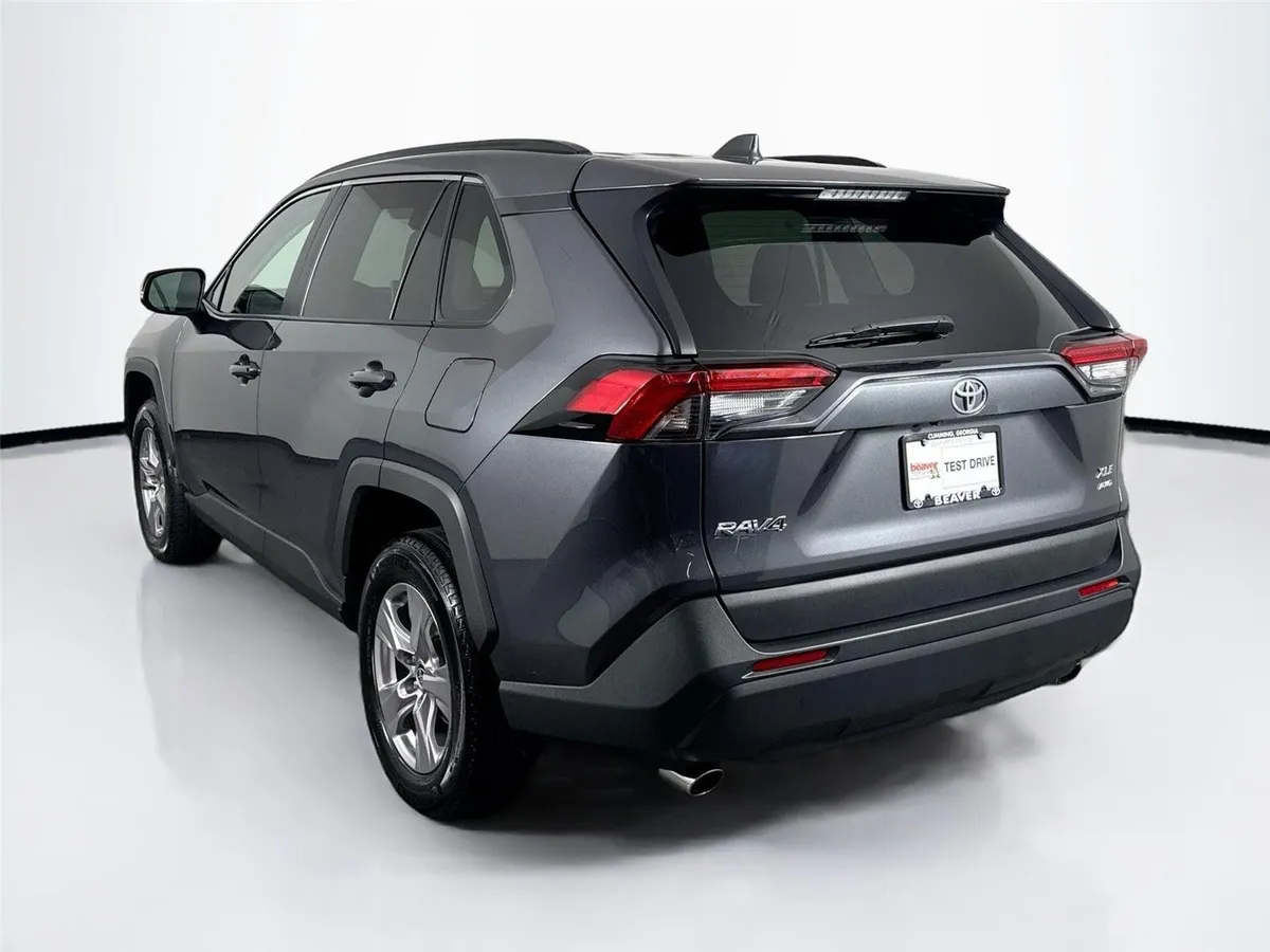 2025 Toyota RAV4 XLE thumbnail 11