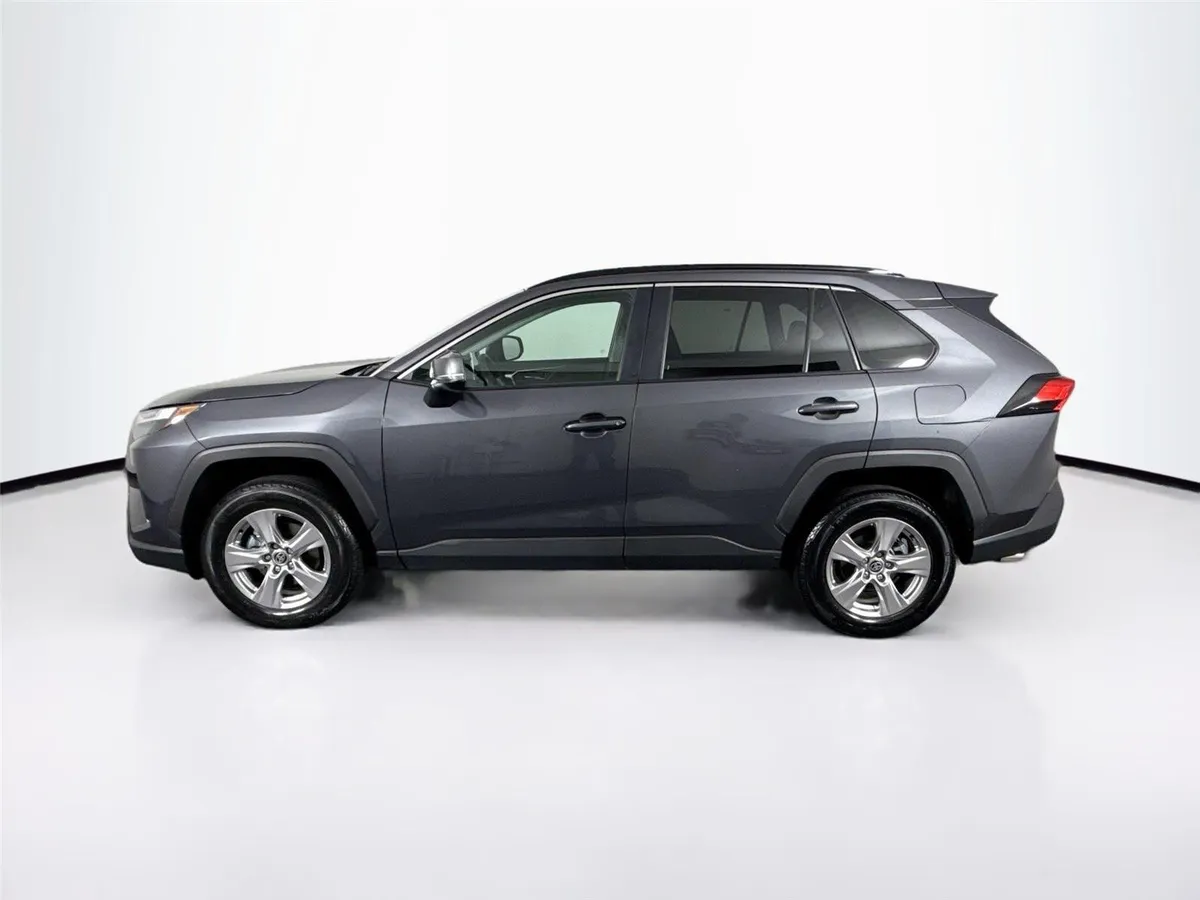 2025 Toyota RAV4 XLE thumbnail 12