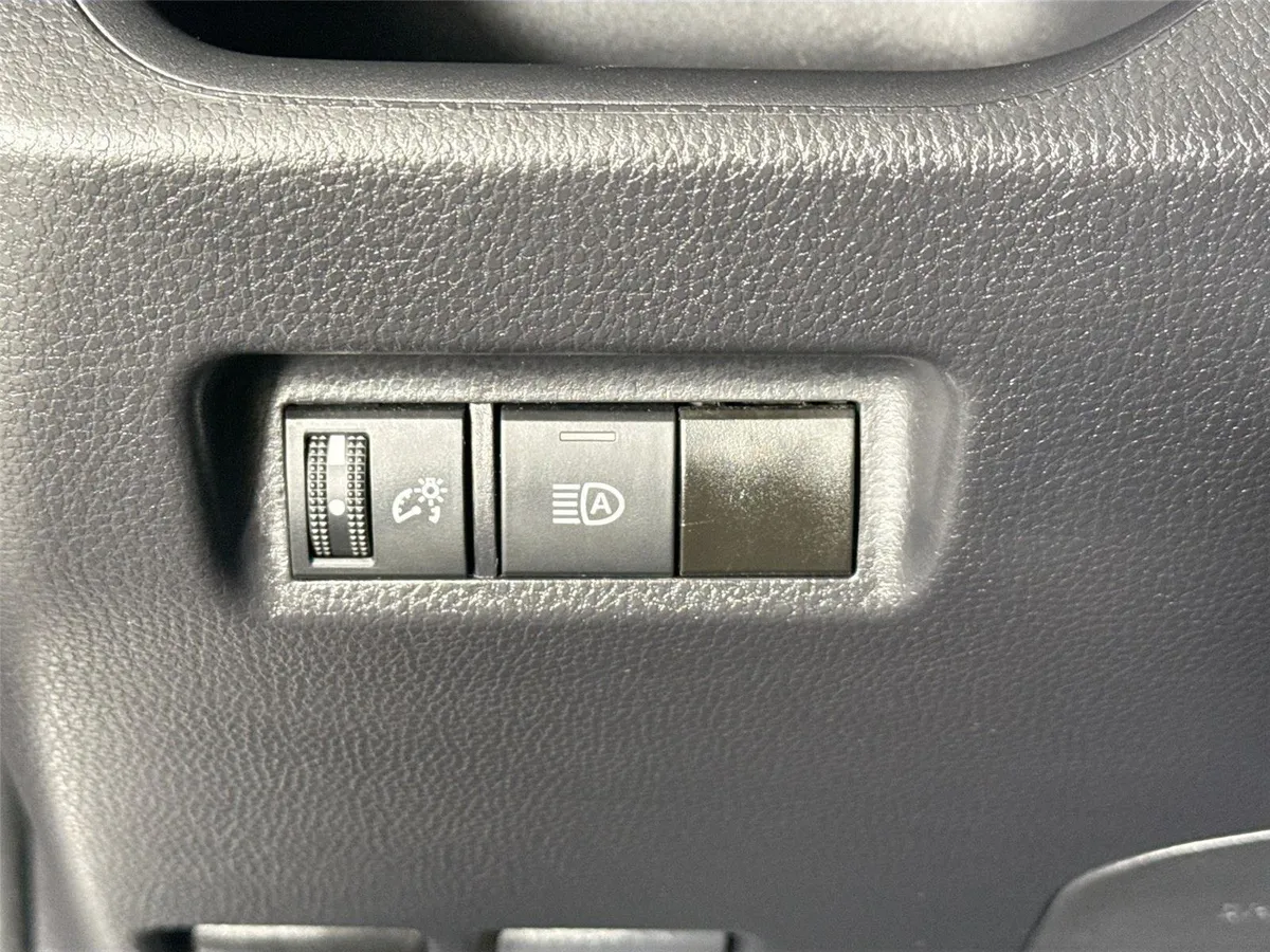 2025 Toyota RAV4 XLE thumbnail 14