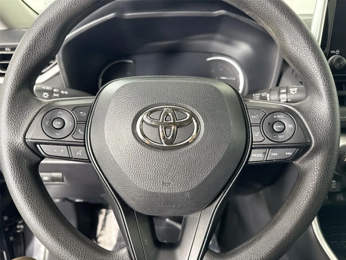 2025 Toyota RAV4 XLE thumbnail 15