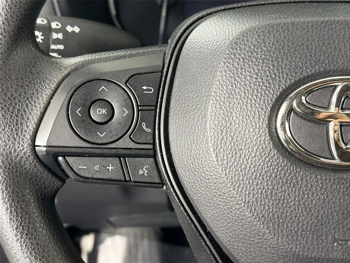 2025 Toyota RAV4 XLE thumbnail 16