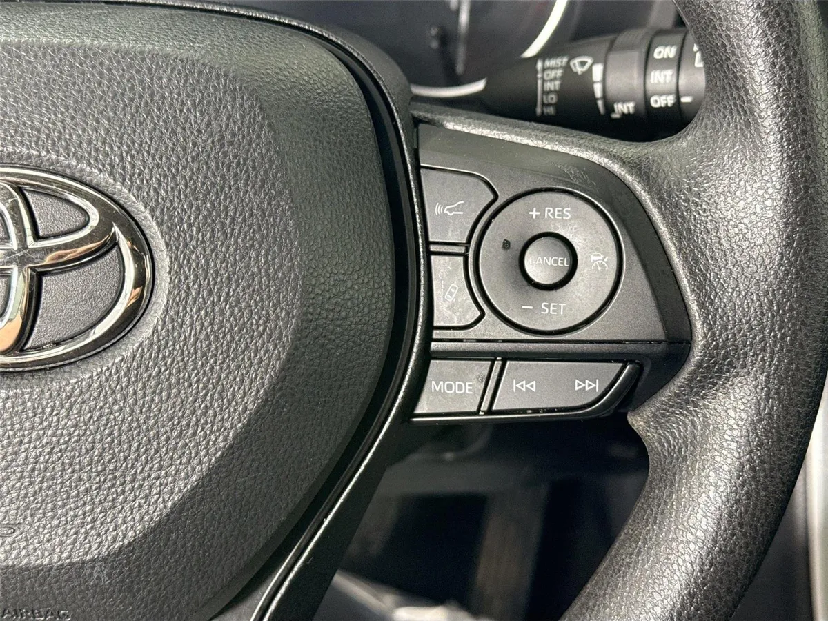 2025 Toyota RAV4 XLE thumbnail 17