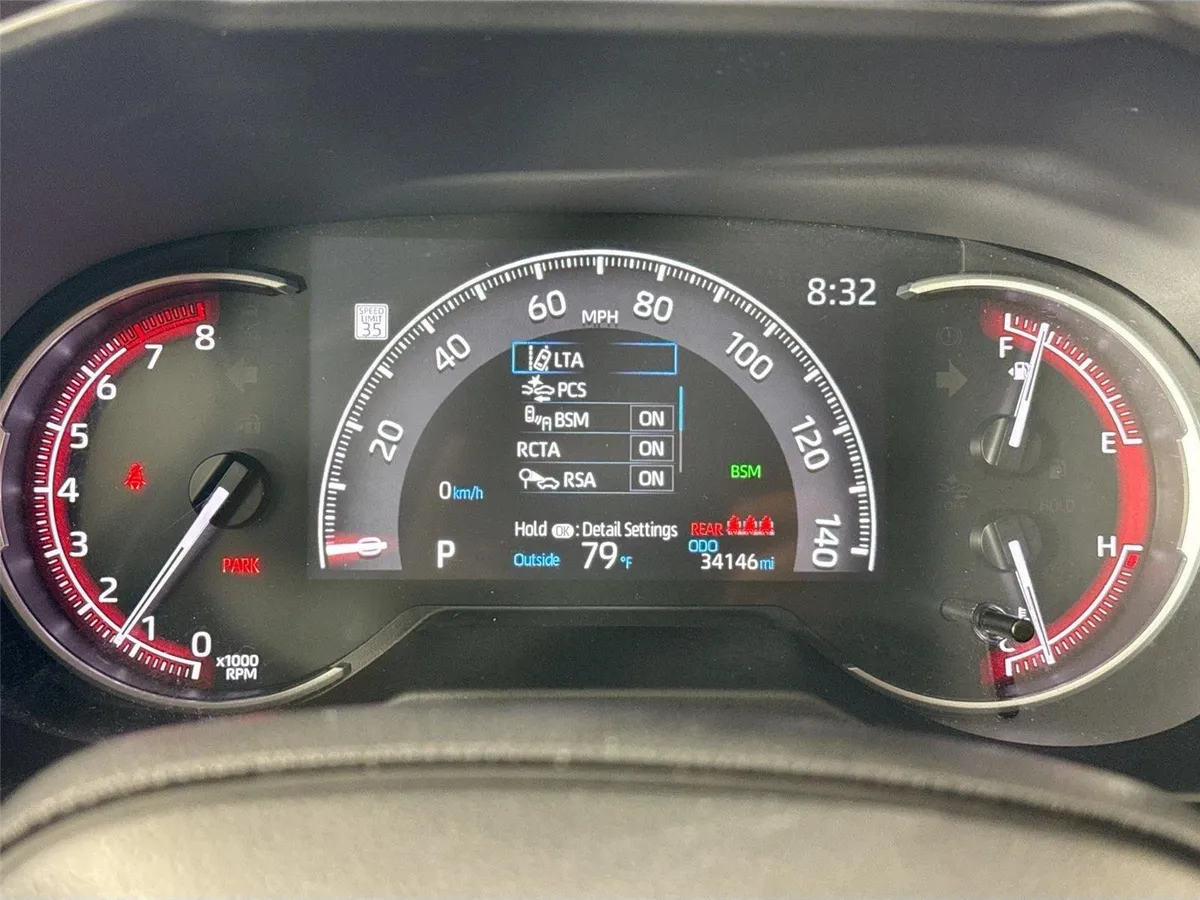 2025 Toyota RAV4 XLE thumbnail 18