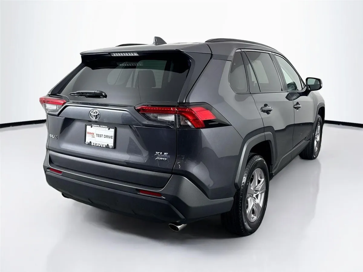 2025 Toyota RAV4 XLE thumbnail 2
