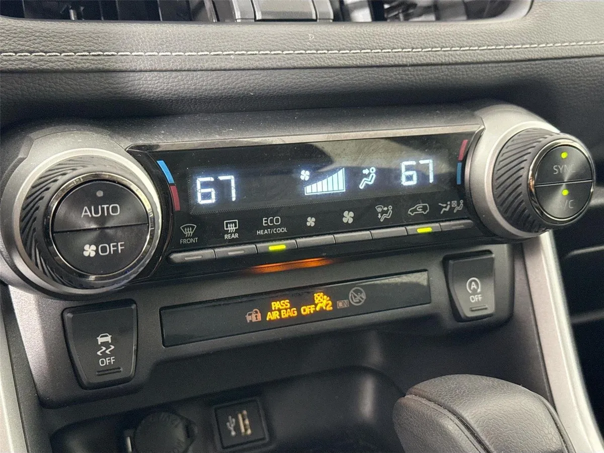 2025 Toyota RAV4 XLE thumbnail 23