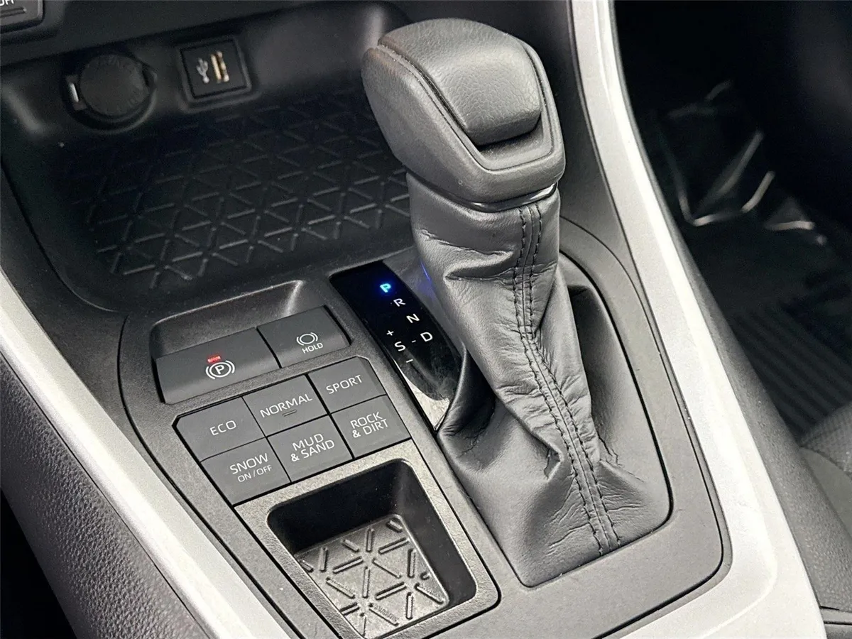 2025 Toyota RAV4 XLE thumbnail 24