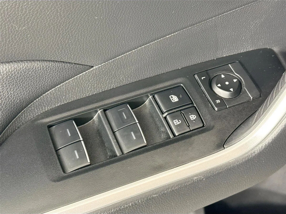 2025 Toyota RAV4 XLE thumbnail 25