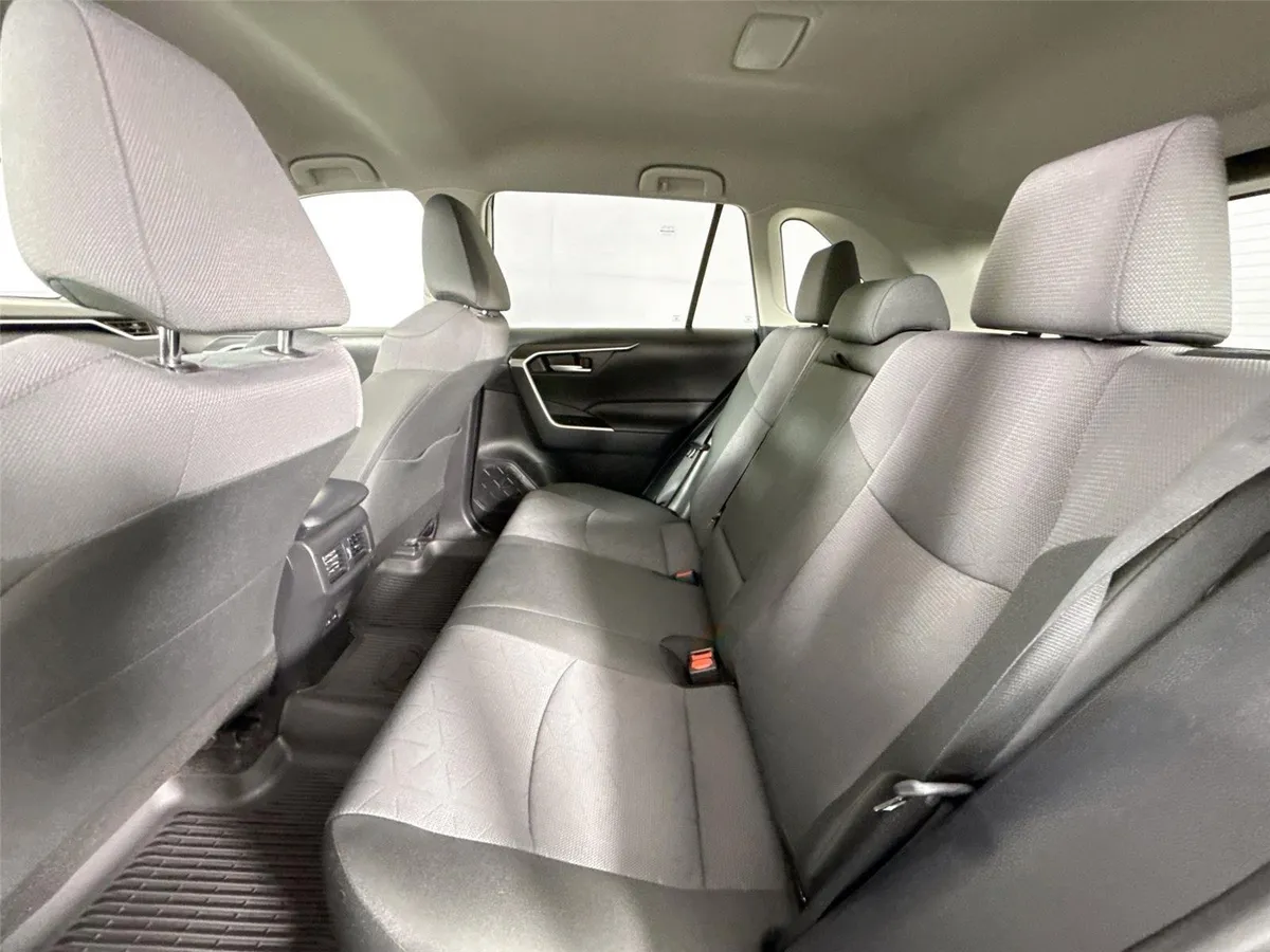 2025 Toyota RAV4 XLE thumbnail 27