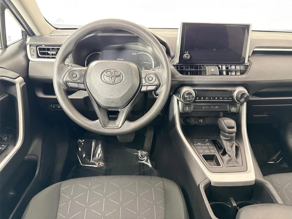 2025 Toyota RAV4 XLE thumbnail 28