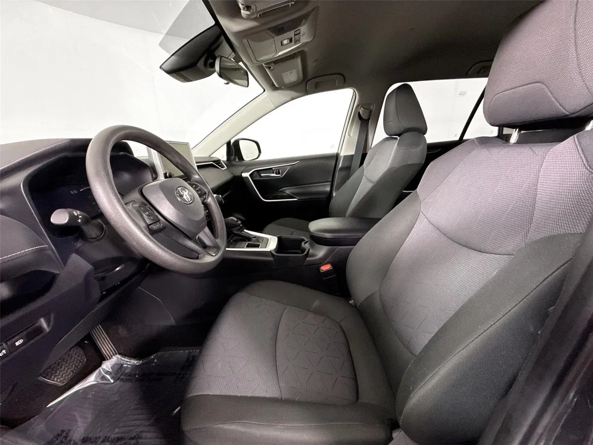 2025 Toyota RAV4 XLE thumbnail 3