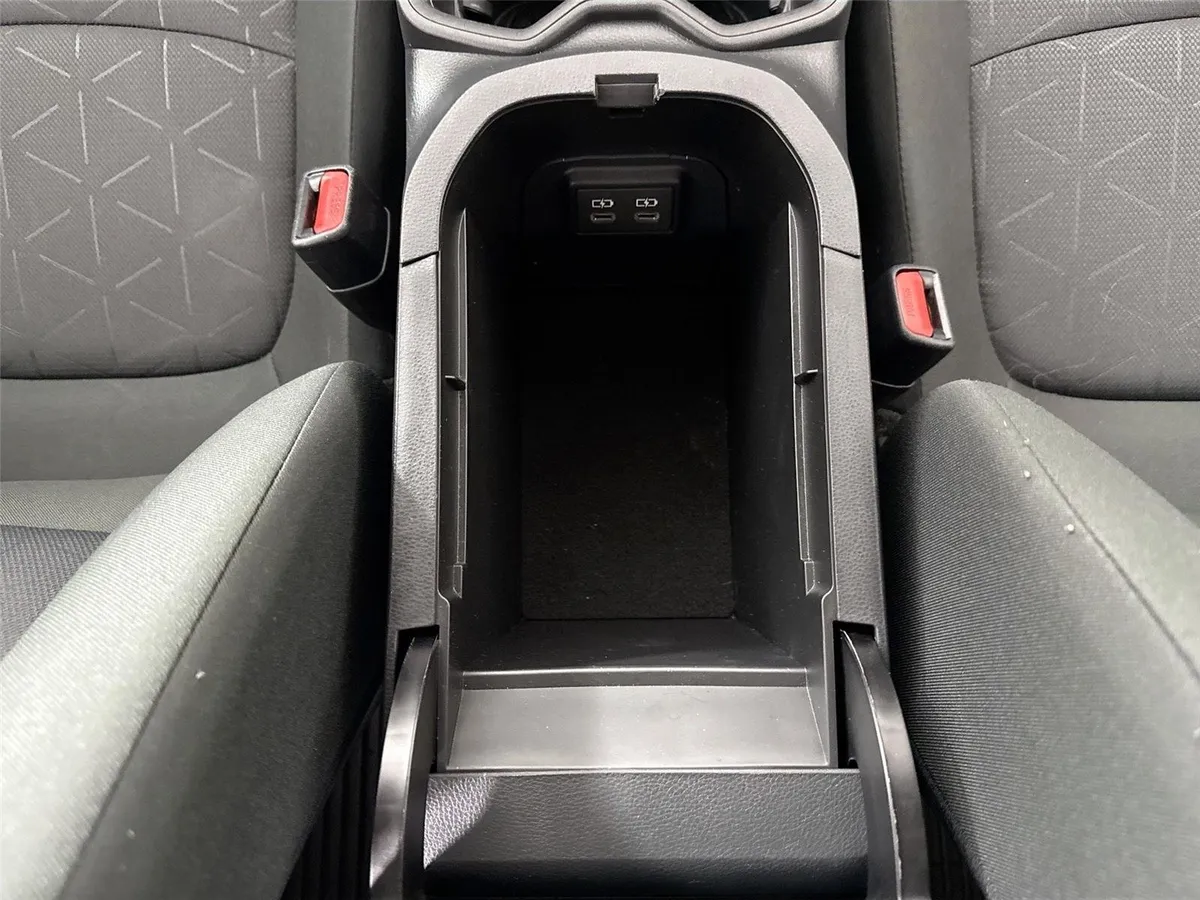 2025 Toyota RAV4 XLE thumbnail 30