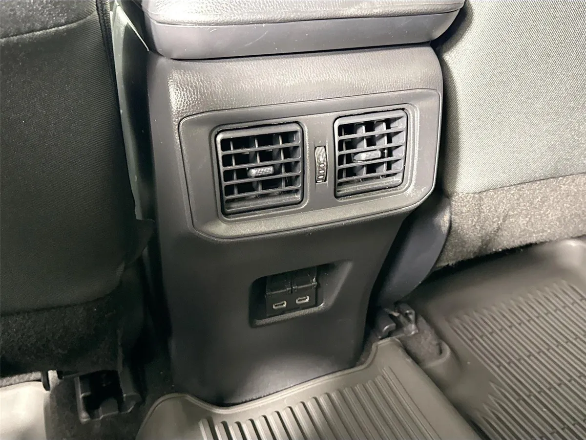 2025 Toyota RAV4 XLE thumbnail 32