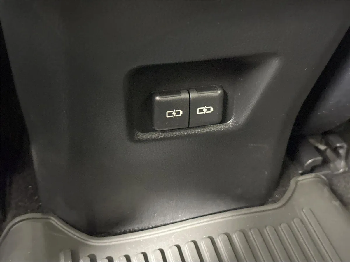 2025 Toyota RAV4 XLE thumbnail 34