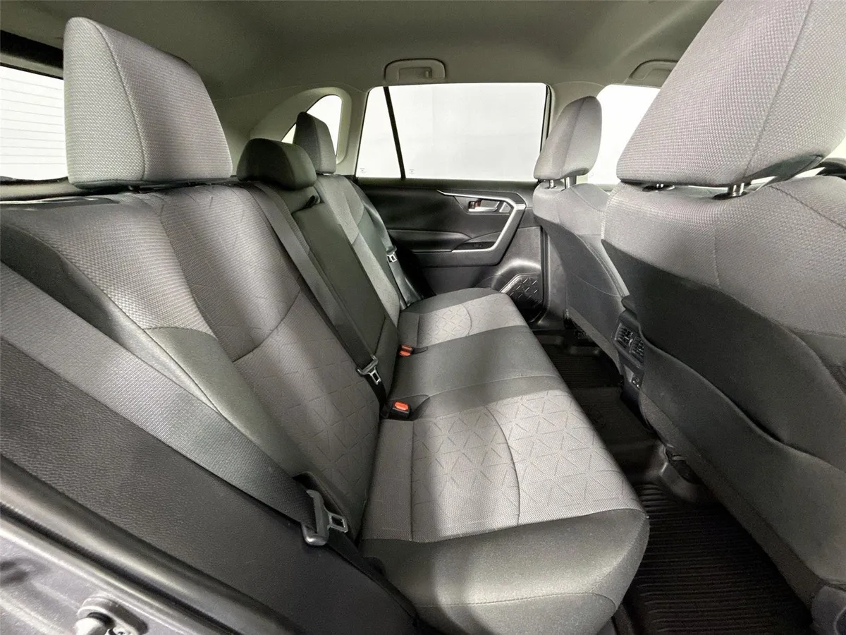 2025 Toyota RAV4 XLE thumbnail 38