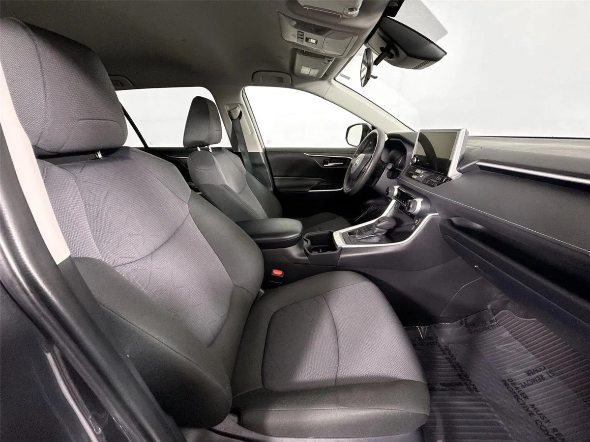 2025 Toyota RAV4 XLE thumbnail 39