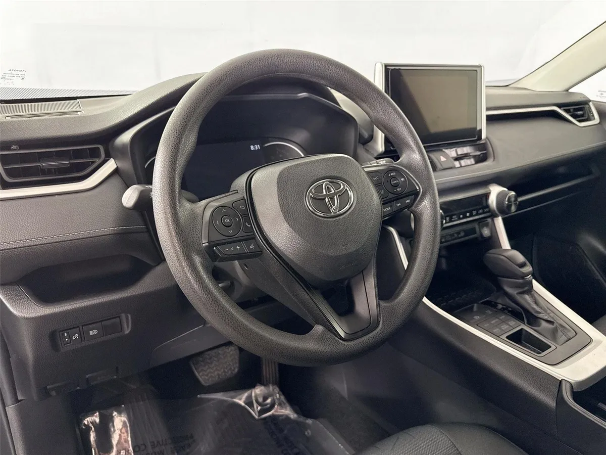 2025 Toyota RAV4 XLE thumbnail 4