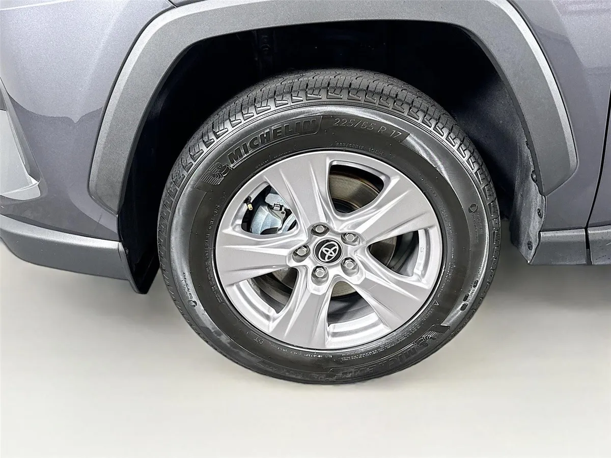 2025 Toyota RAV4 XLE thumbnail 42