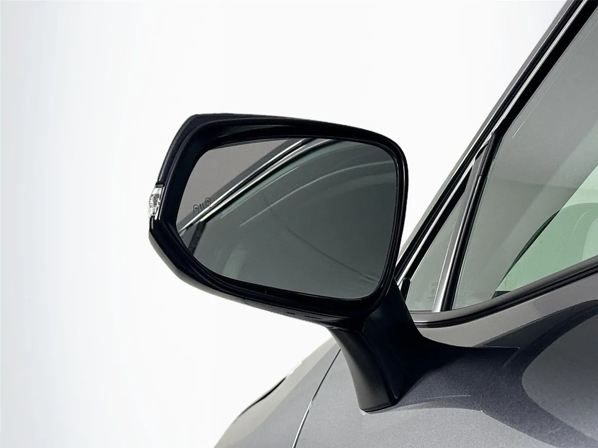 2025 Toyota RAV4 XLE thumbnail 5