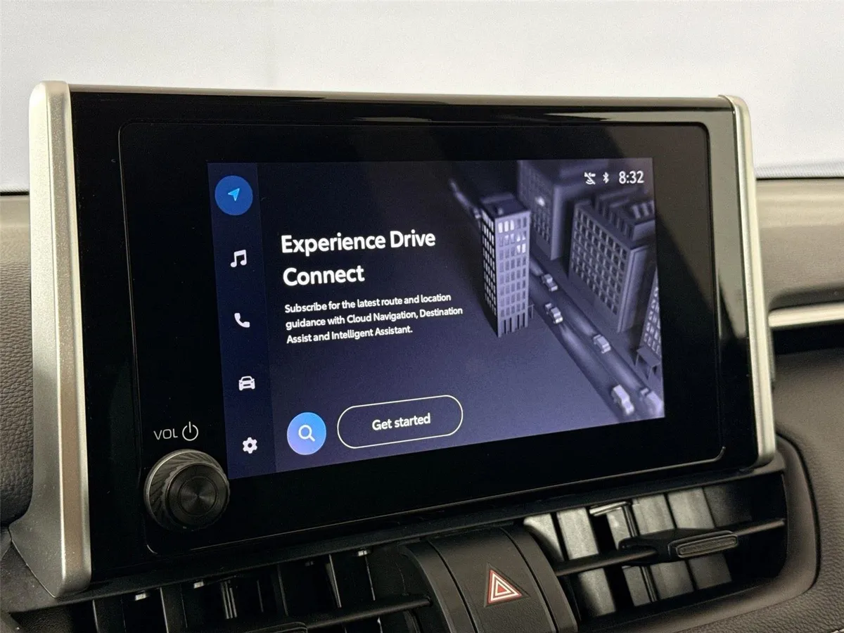 2025 Toyota RAV4 XLE thumbnail 6