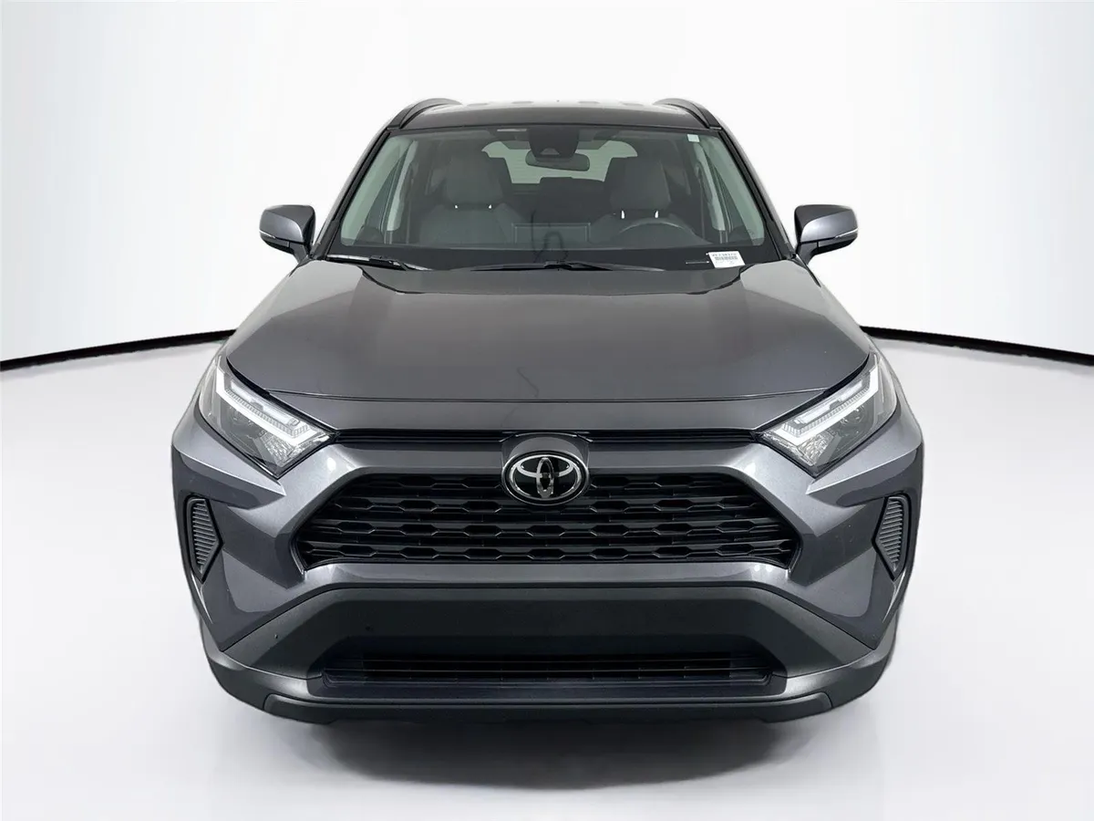 2025 Toyota RAV4 XLE thumbnail 7