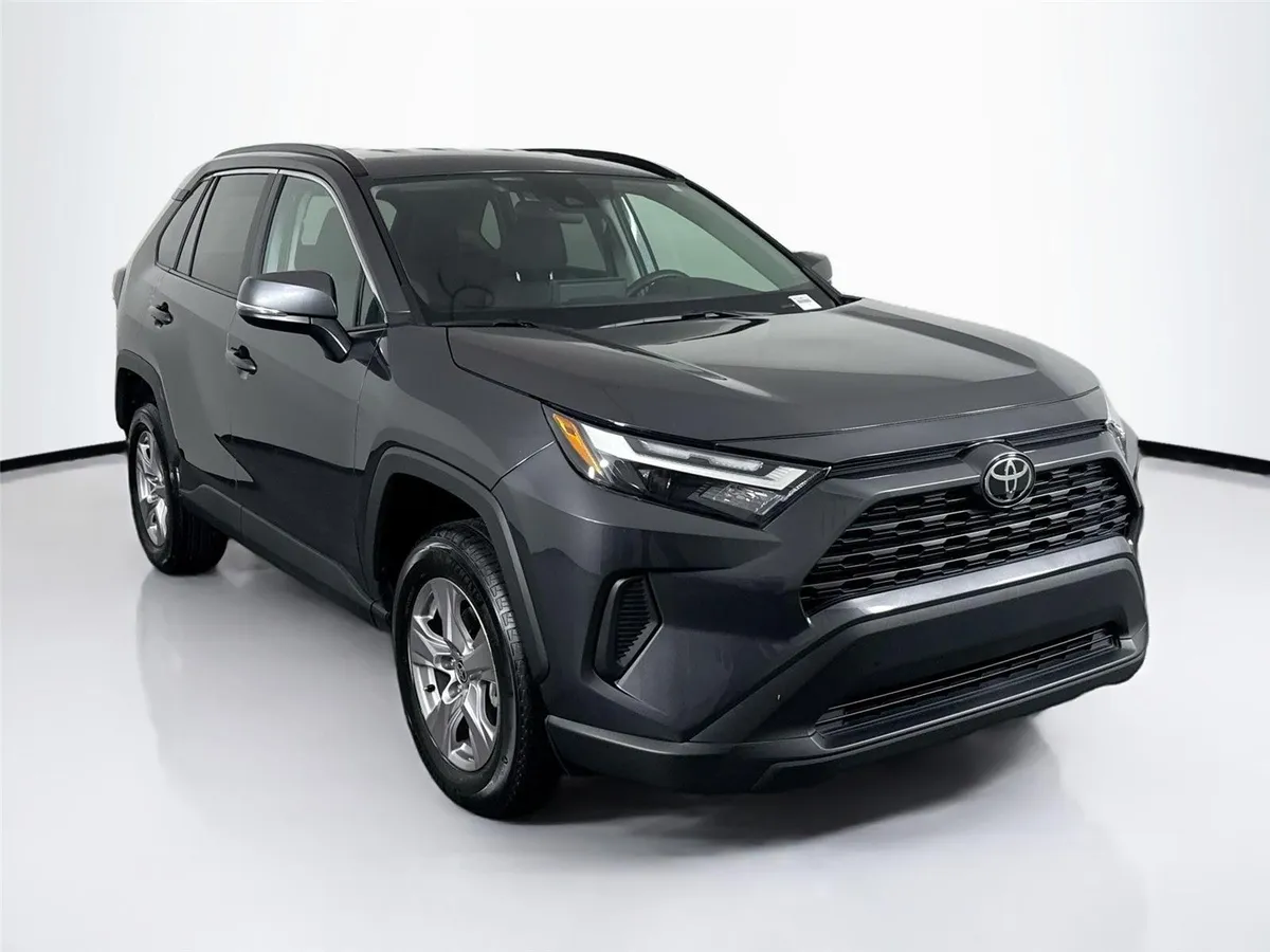 2025 Toyota RAV4 XLE thumbnail 8