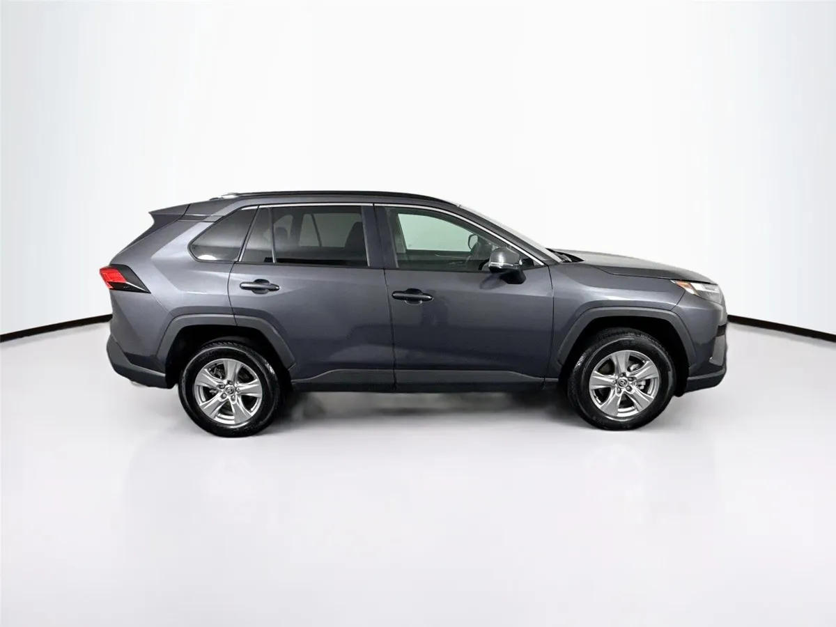 2025 Toyota RAV4 XLE thumbnail 9