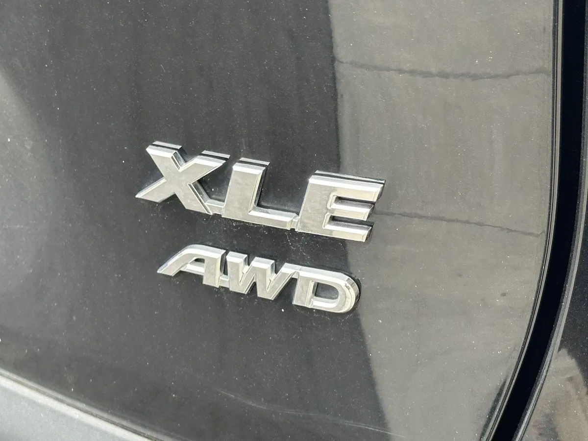 2025 Toyota RAV4 XLE thumbnail 10