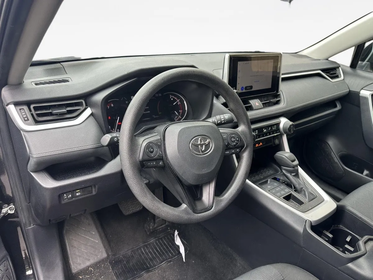 2025 Toyota RAV4 XLE thumbnail 11