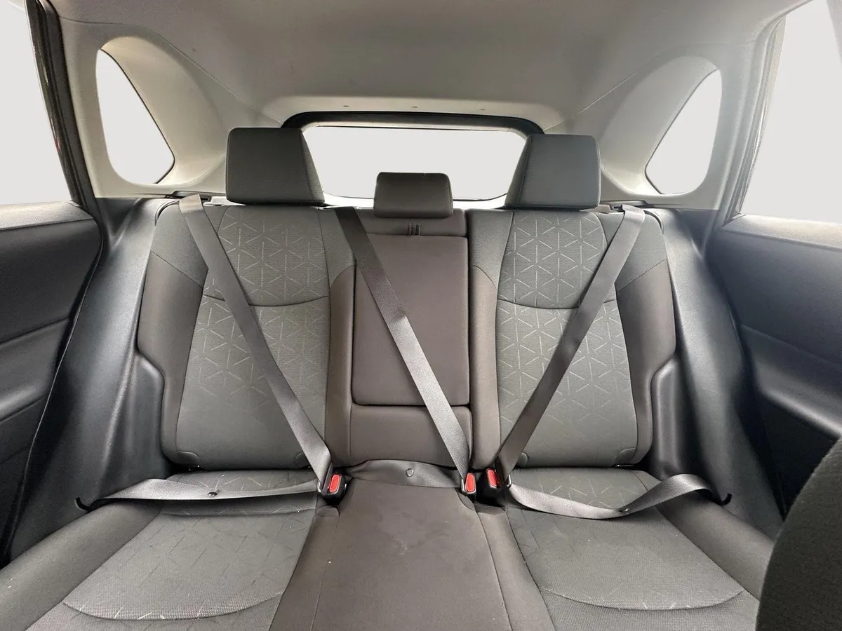 2025 Toyota RAV4 XLE thumbnail 13