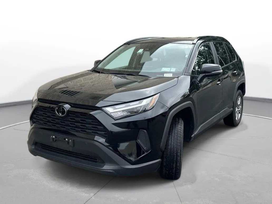 2025 Toyota RAV4 XLE thumbnail 2