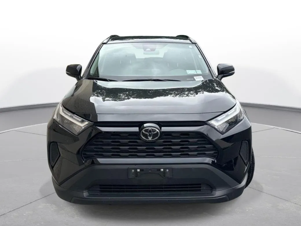 2025 Toyota RAV4 XLE thumbnail 3