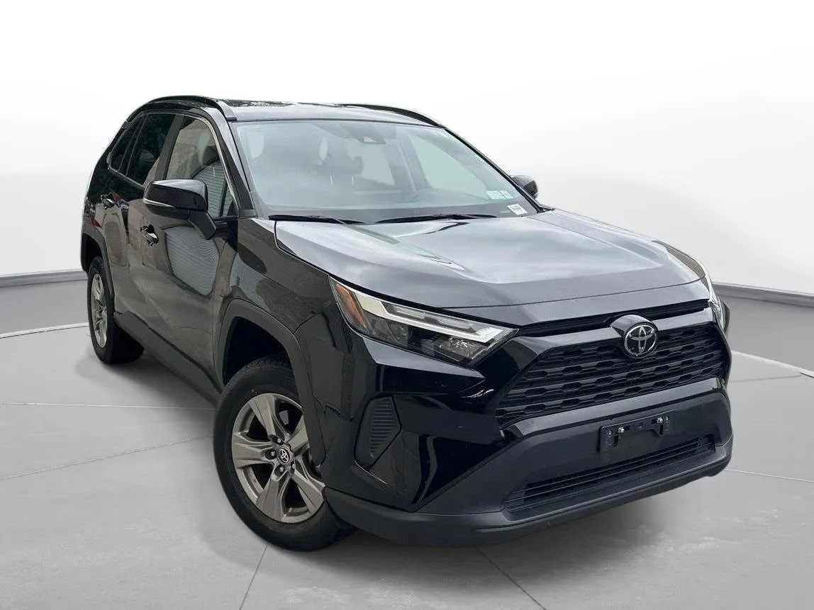 2025 Toyota RAV4 XLE thumbnail 4