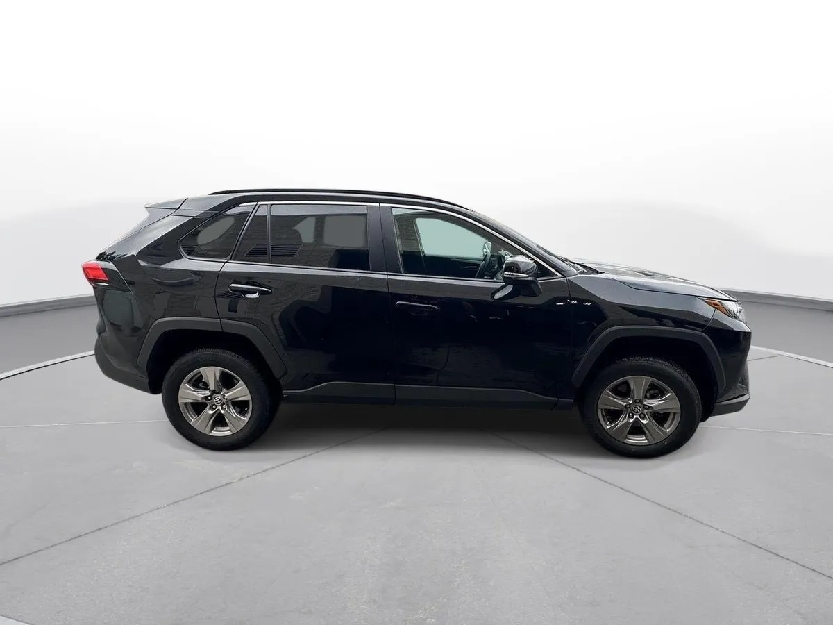 2025 Toyota RAV4 XLE thumbnail 5