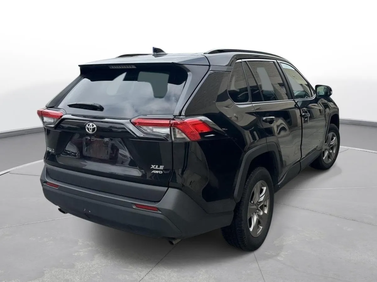 2025 Toyota RAV4 XLE thumbnail 6