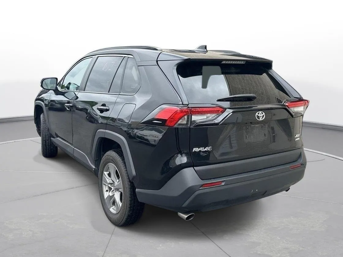2025 Toyota RAV4 XLE thumbnail 8