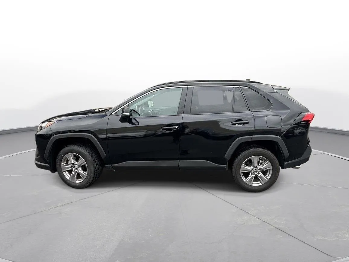 2025 Toyota RAV4 XLE thumbnail 9