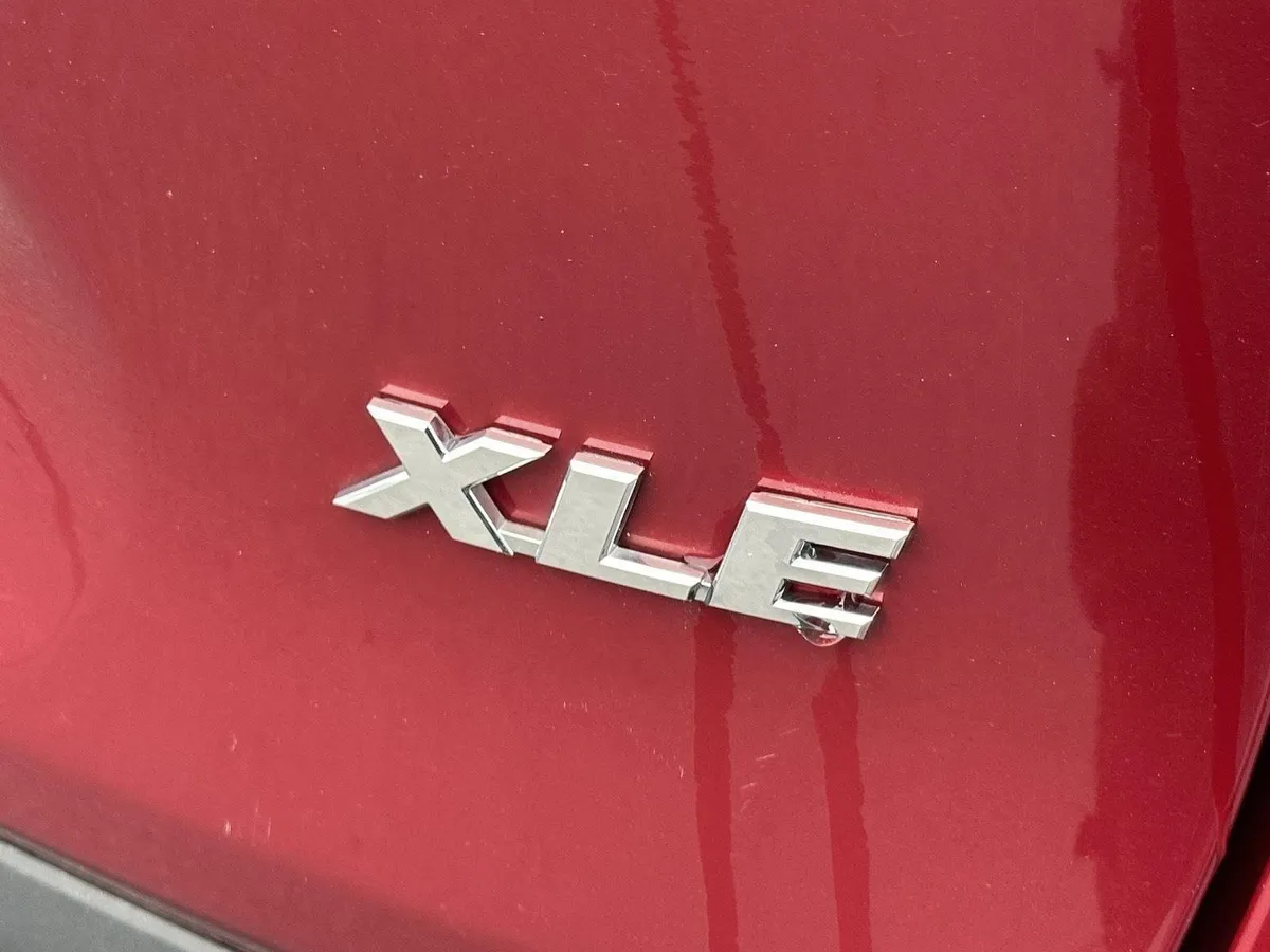 2025 Toyota RAV4 XLE thumbnail 10