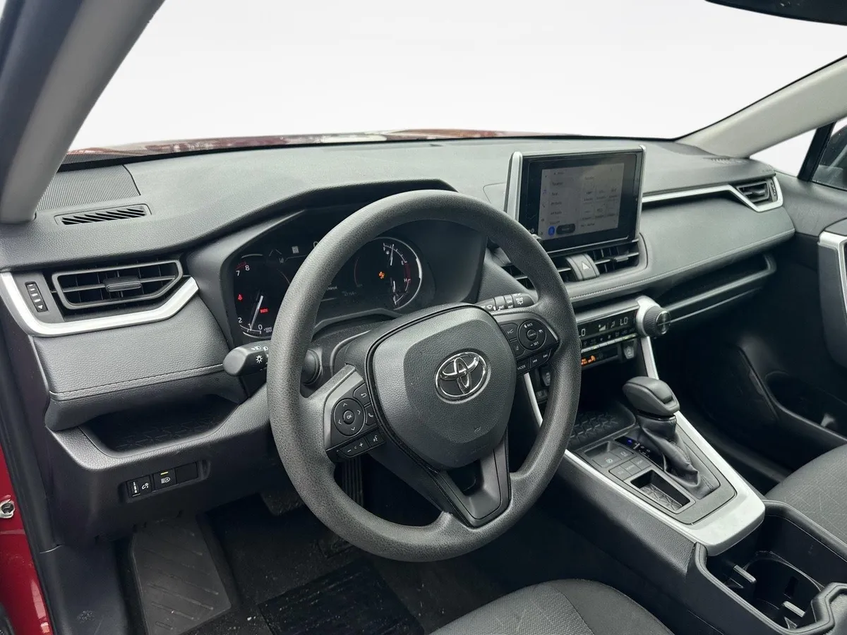 2025 Toyota RAV4 XLE thumbnail 11