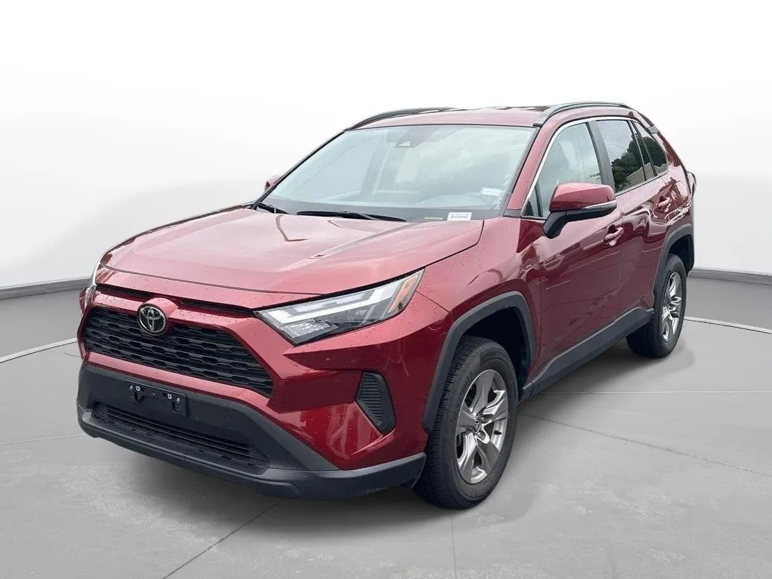 2025 Toyota RAV4 XLE thumbnail 2