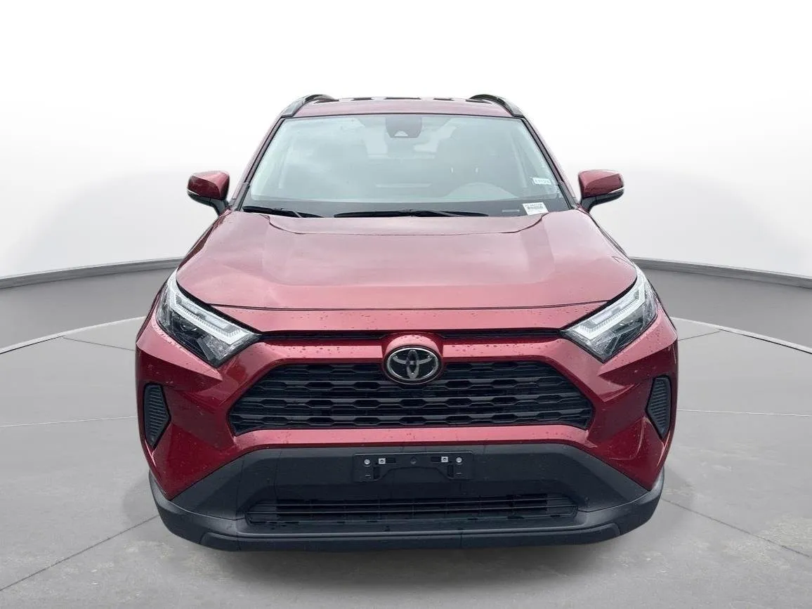 2025 Toyota RAV4 XLE thumbnail 3