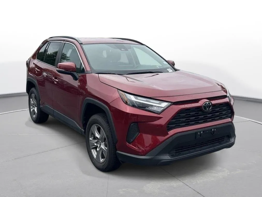2025 Toyota RAV4 XLE thumbnail 4
