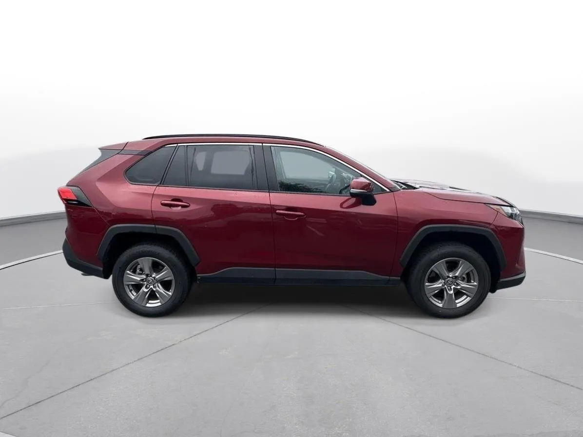 2025 Toyota RAV4 XLE thumbnail 5