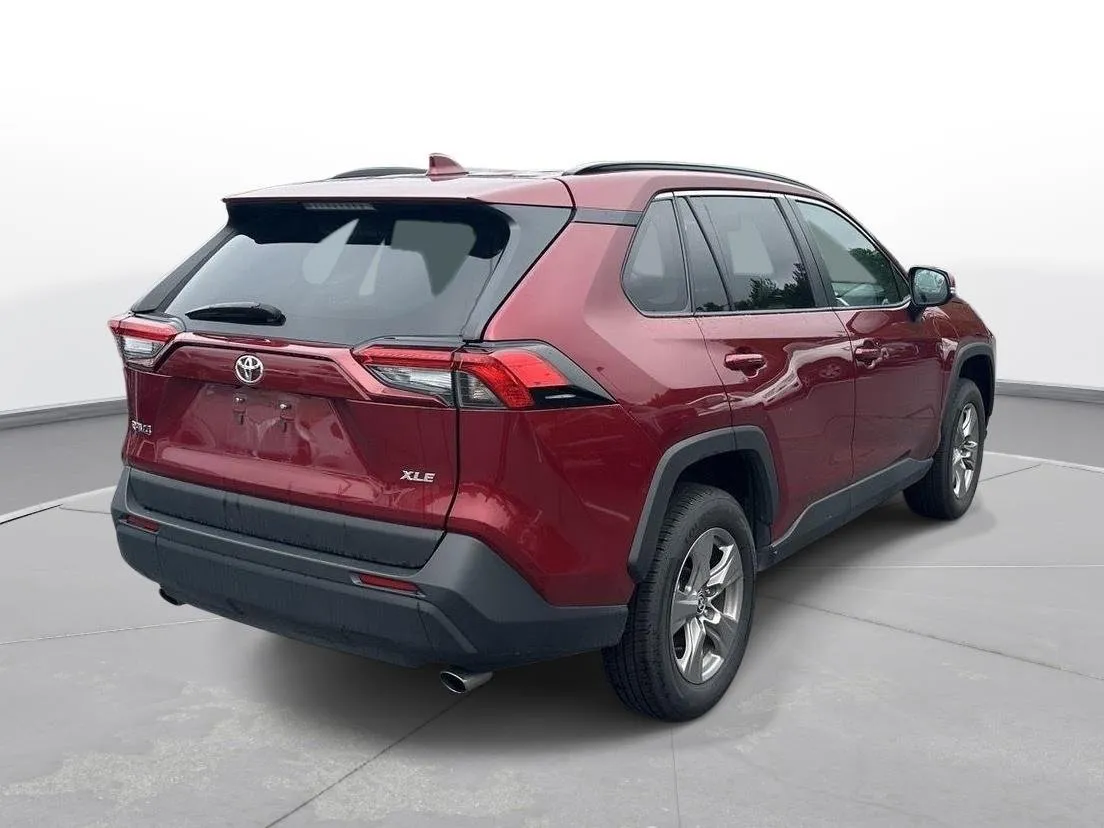 2025 Toyota RAV4 XLE thumbnail 6