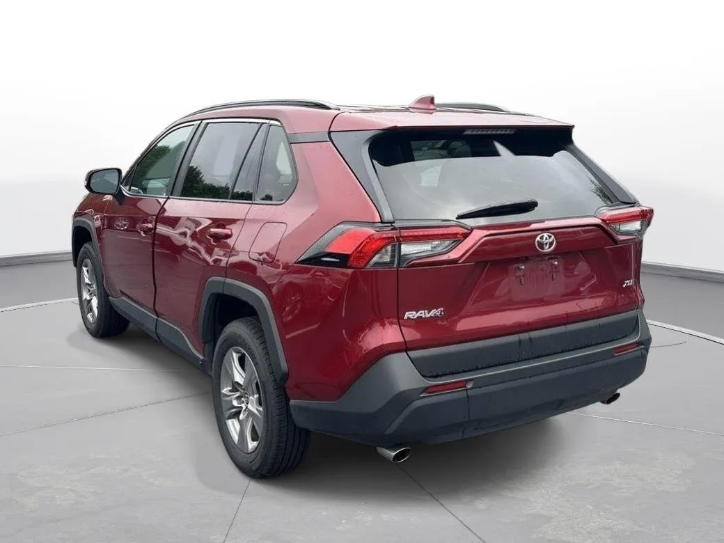 2025 Toyota RAV4 XLE thumbnail 8