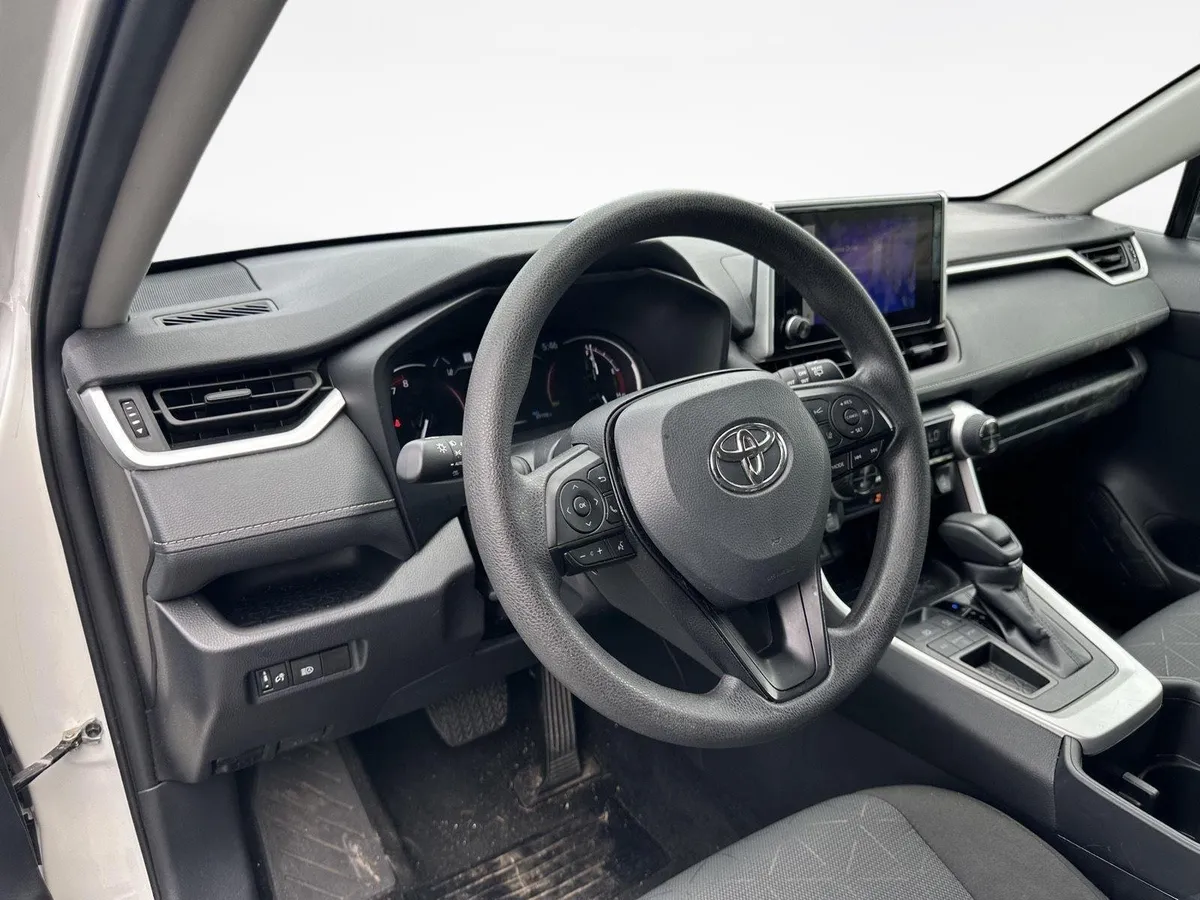 2025 Toyota RAV4 XLE thumbnail 10